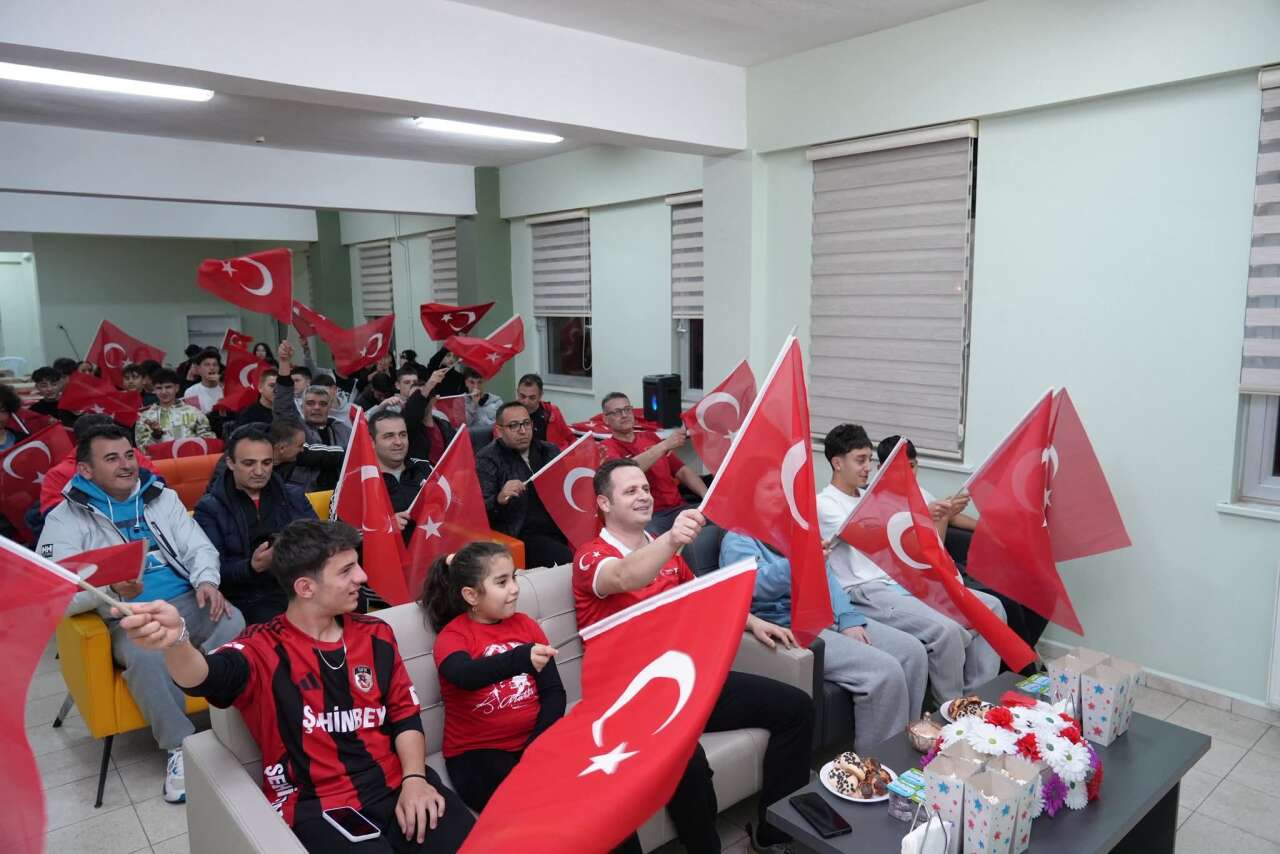 Muğla’da “Bizim Çocuklar” Heyecanı: Öğrenciler Maçı Milli Eğitim Müdürü Emre Çay ile İzledi 2